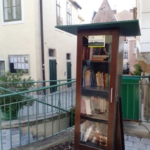 offener Bücherkasten hinter dem Rathaus